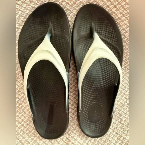 OOFOS Black and White Sandals - Picture 4 of 5